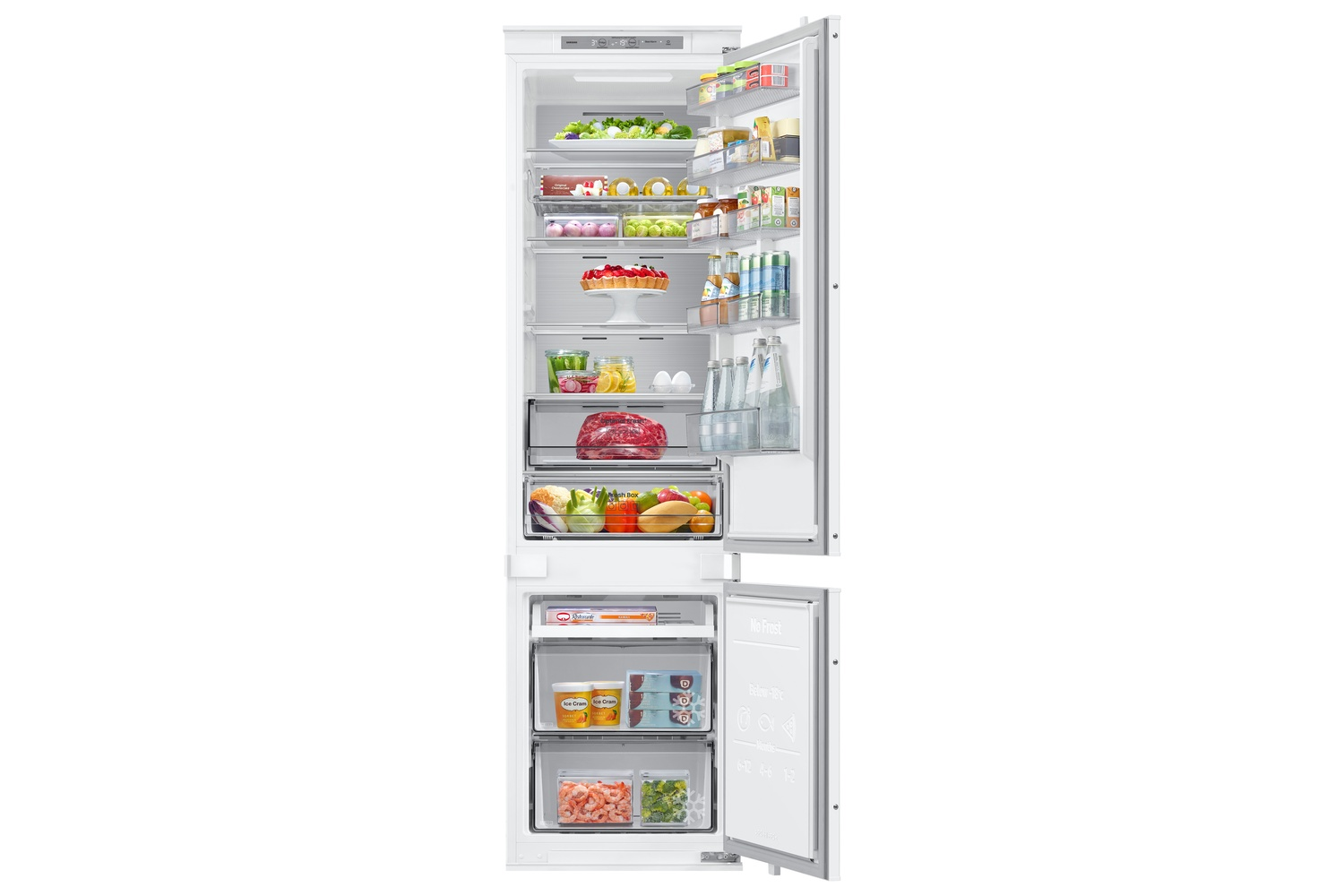 Un refrigerador blanco abierto con comida en varios estantes.