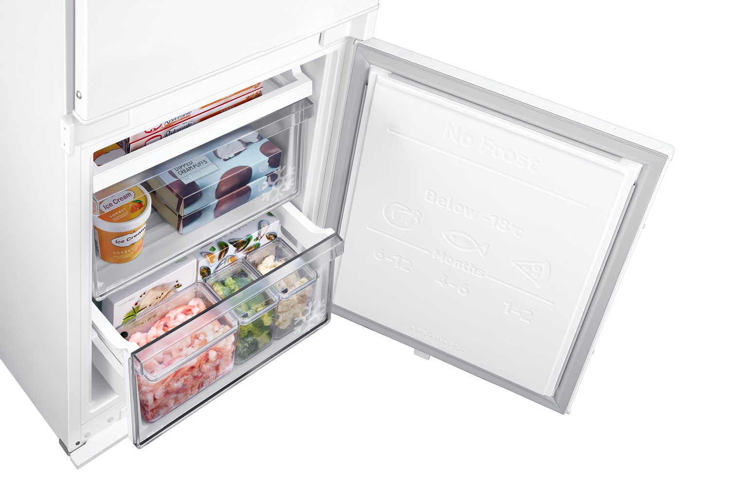 Congelador blanco abierto con alimentos congelados en cajones.