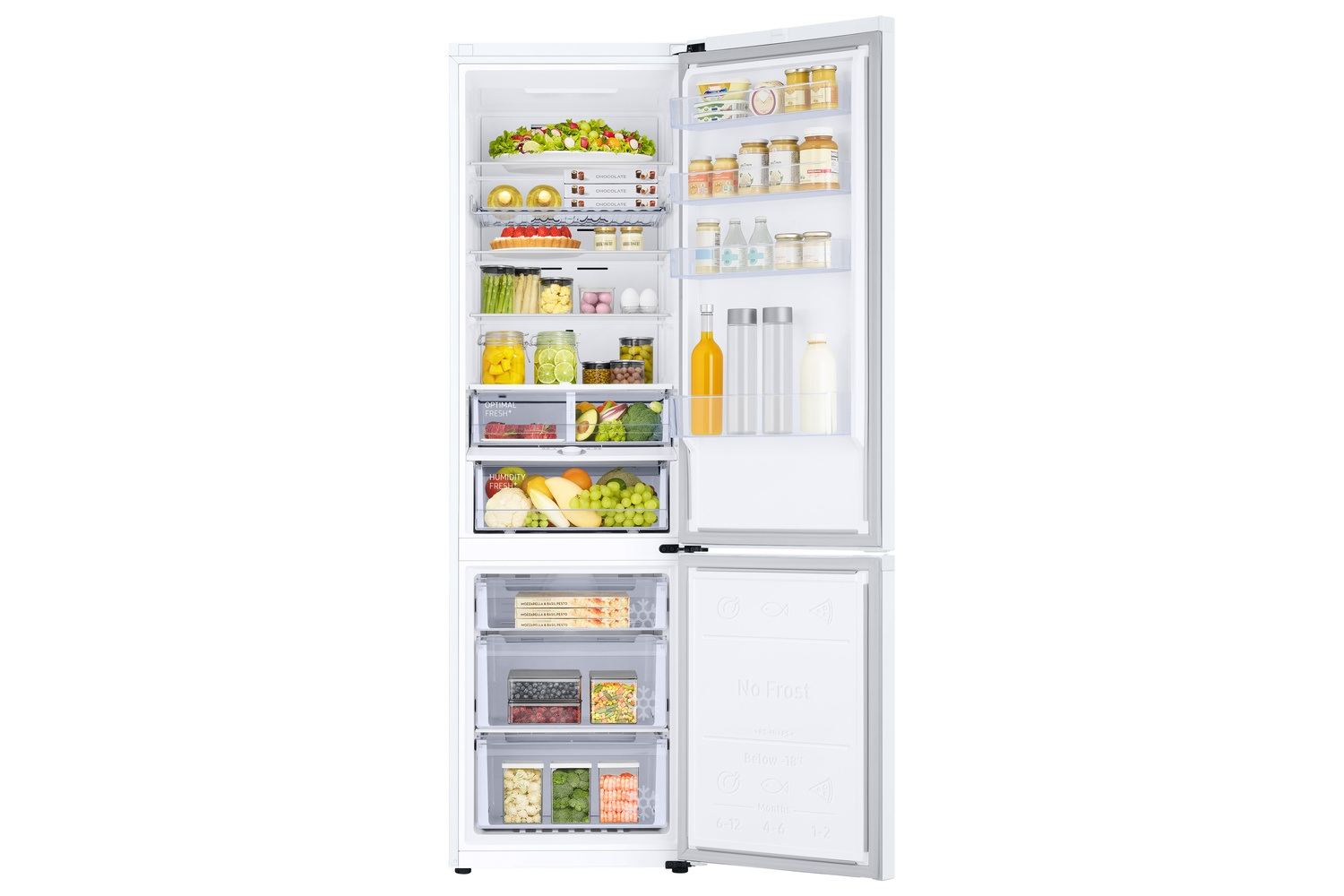 Refrigerador blanco abierto con estantes y cajones llenos.
