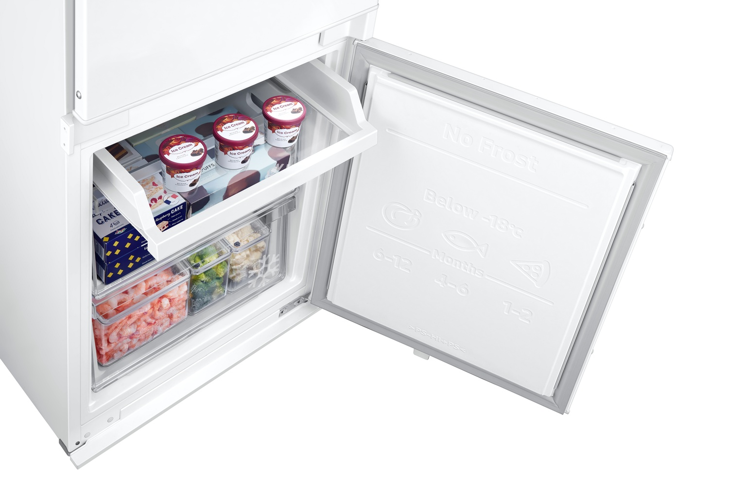 Cajón congelador blanco abierto con tarrinas de helado, cajas de pastel, gambas, brócoli y cubitos de hielo.