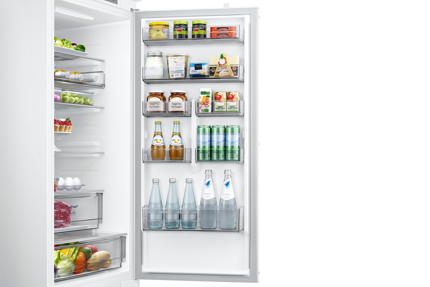 Refrigerador abierto con alimentos en estantes y cajones.