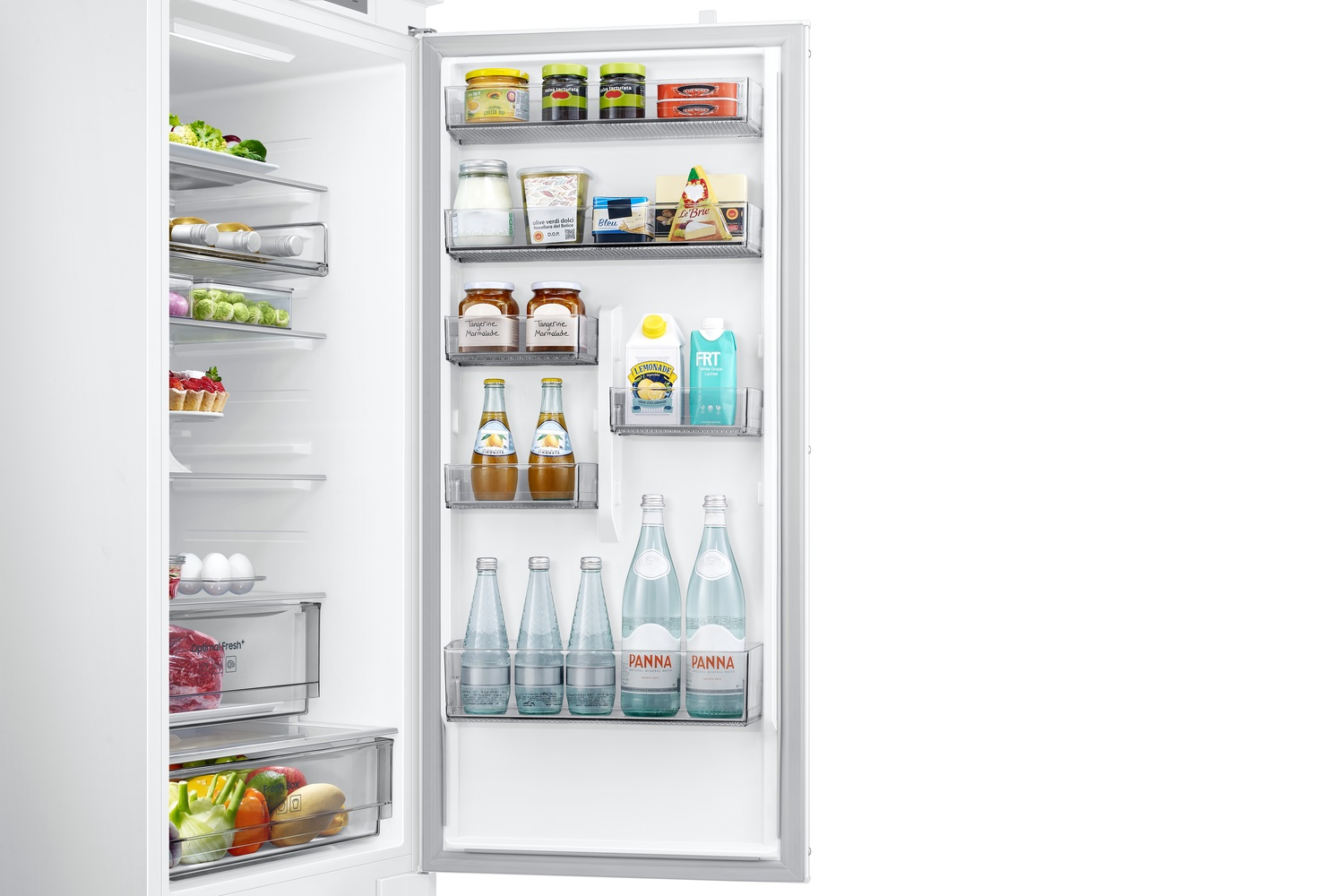 Un refrigerador abierto lleno de comida, incluyendo verduras, mermeladas y bebidas.