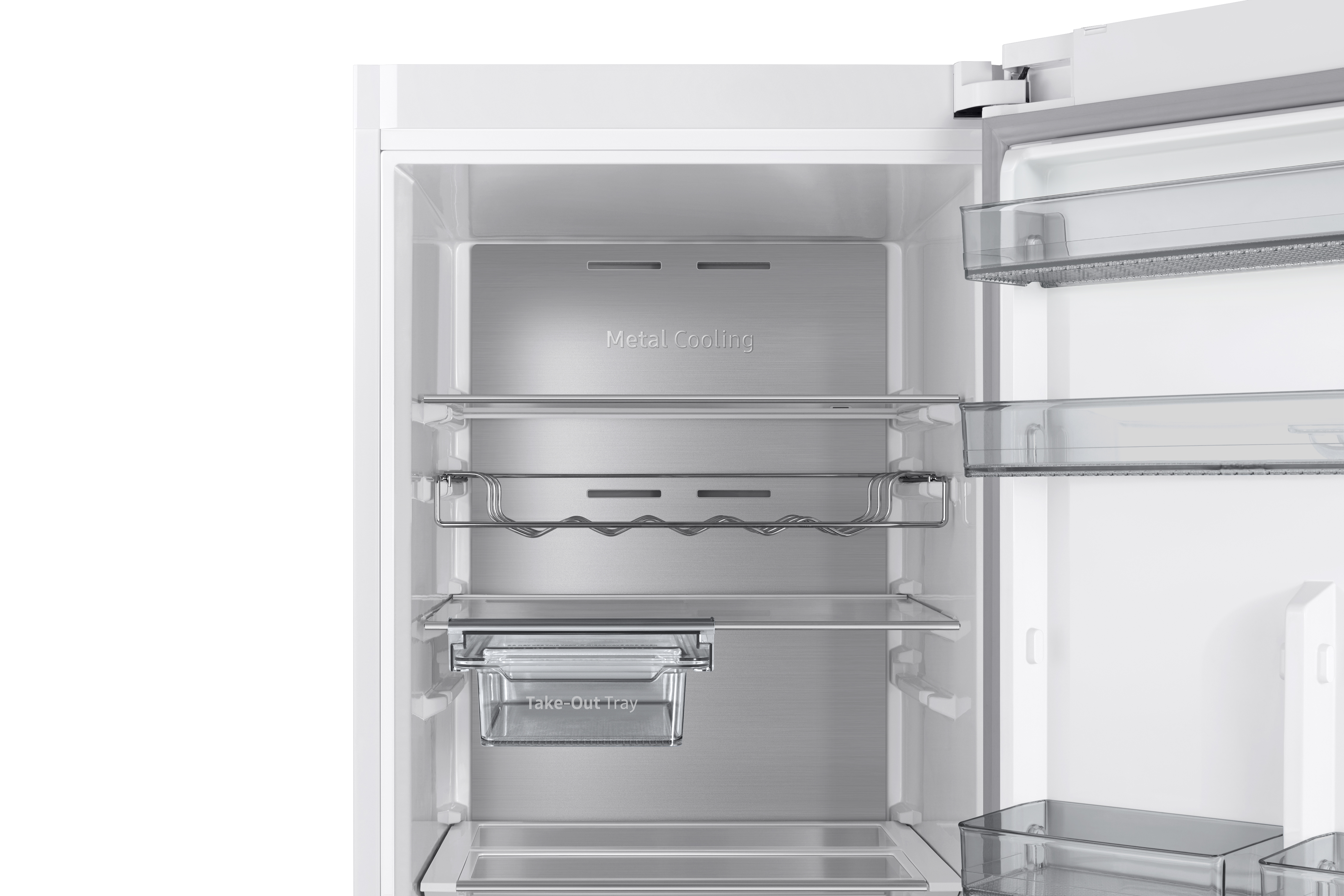 Vista interior de un refrigerador vacío con estantes, un botellero y una bandeja extraíble.