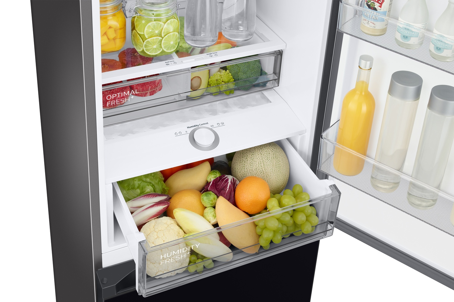 Interior de refrigerador con frutas y verduras frescas en cajones y botellas.