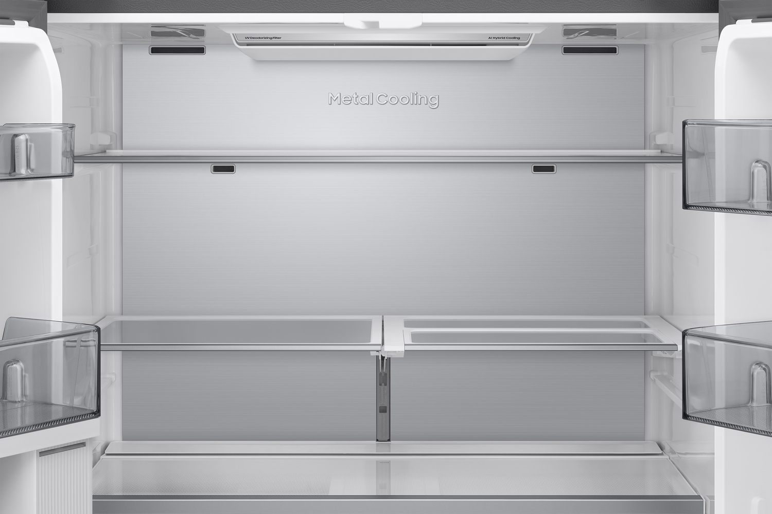 Interior de refrigerador vacío con enfriamiento metálico, estantes de vidrio y cubos transparentes.