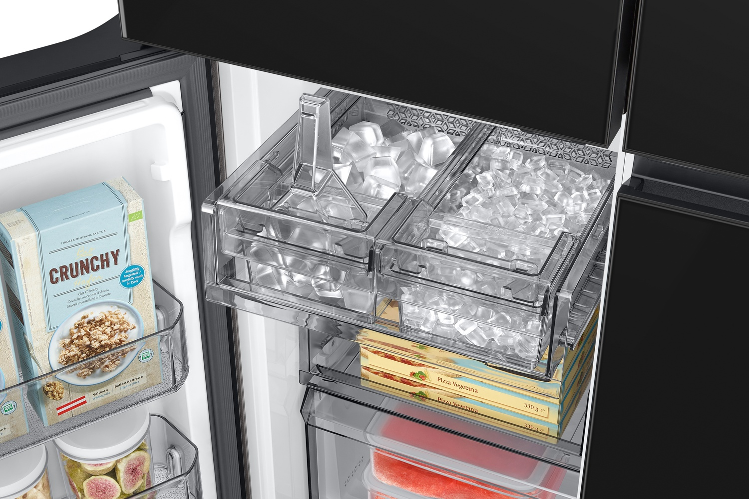 Interior de frigorífico con cubiteras, cajas de cereales, cajas de pizza e higos.