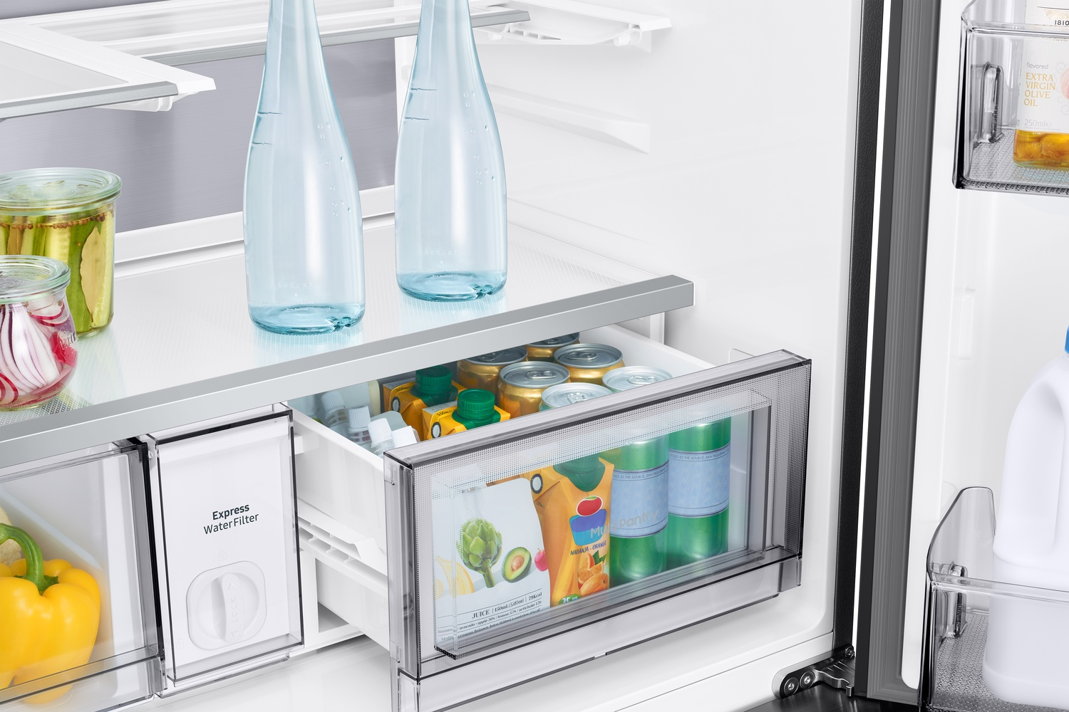 Refrigerador con botellas, latas, cajas de jugo y verduras.