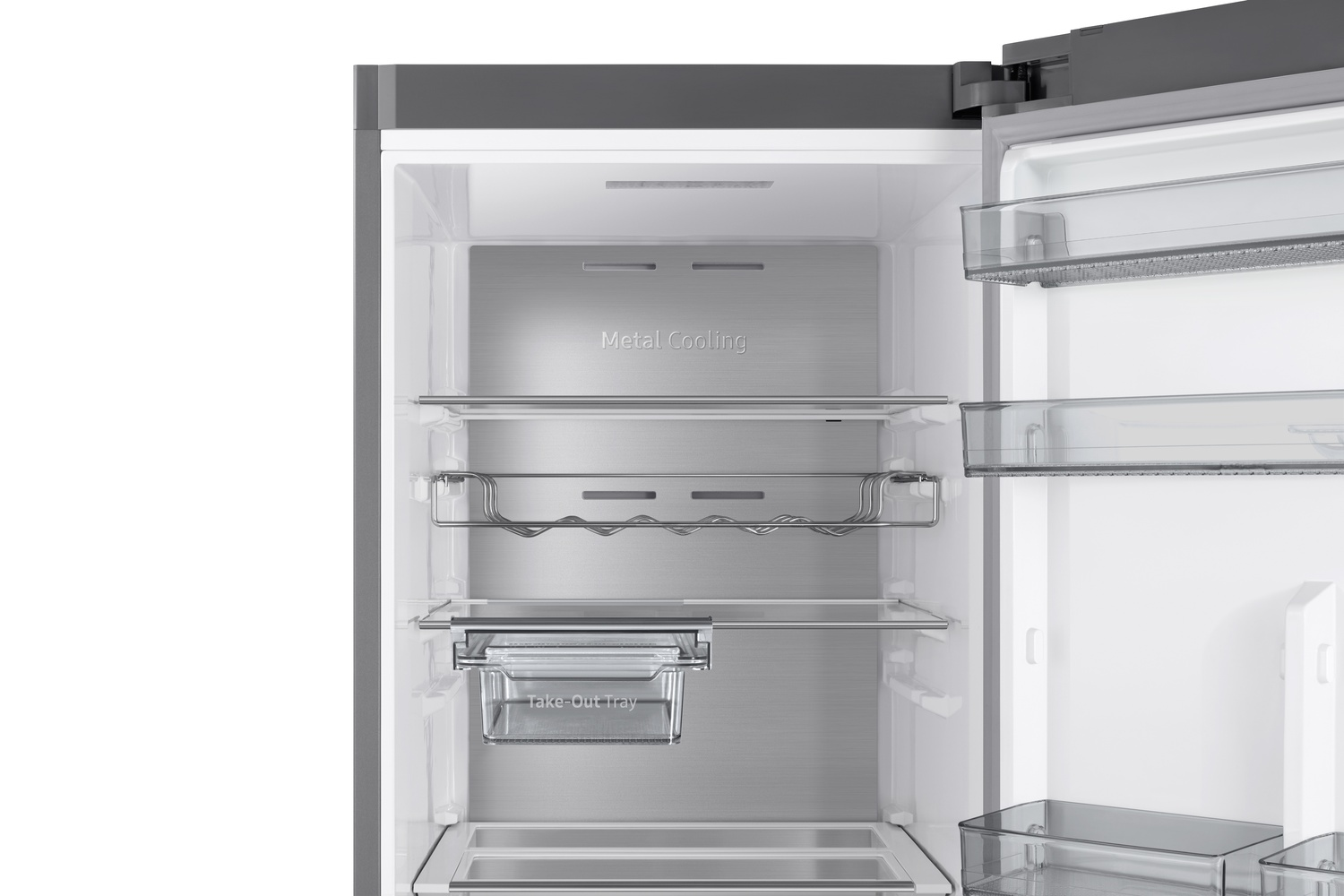 Interior de un refrigerador vacío con estantes y cajones. Enfriamiento metálico.