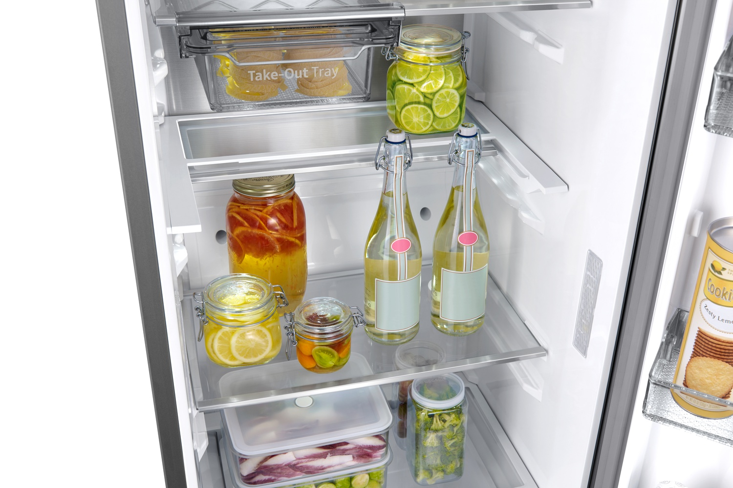 Estantes de refrigerador con fruta, verduras y botellas conservadas.