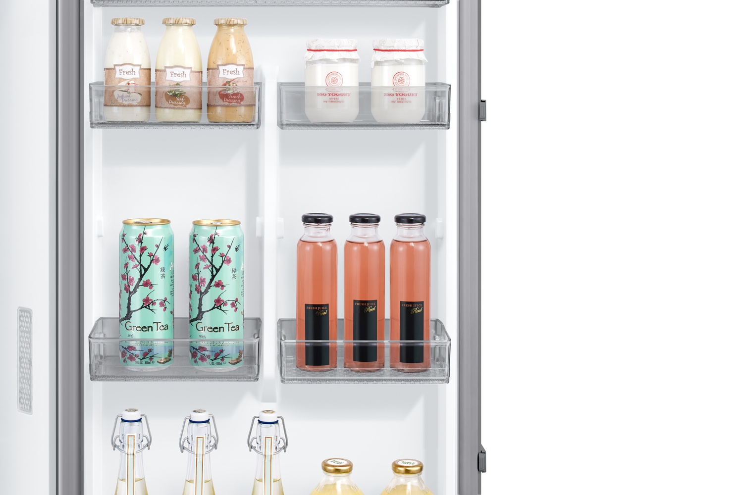 Puerta de refrigerador con botellas y latas: aderezos, yogur, latas de té verde.