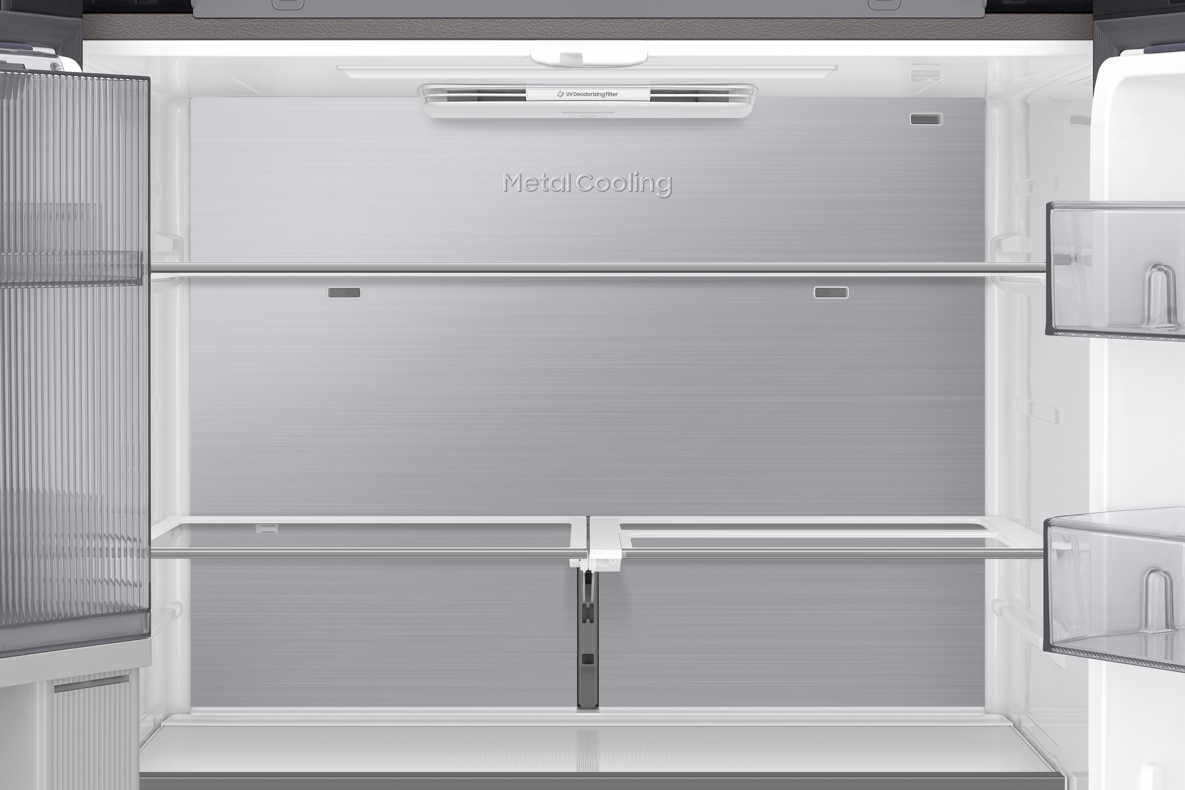 Interior de un refrigerador vacío con enfriamiento metálico y filtro desodorizante UV.