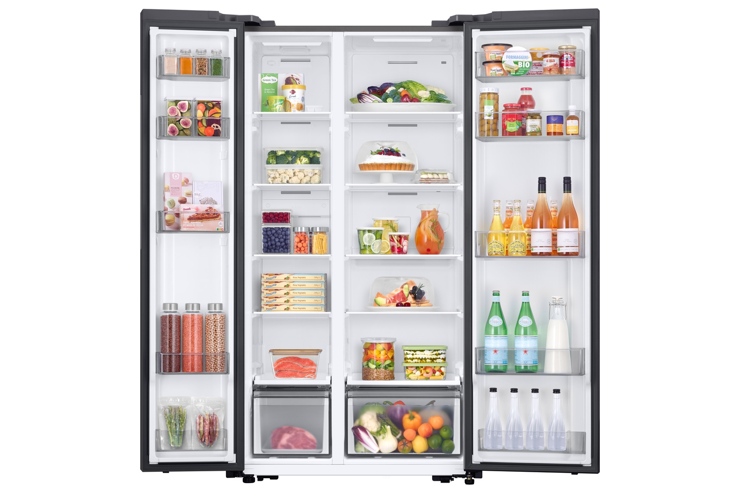 Un refrigerador abierto lleno de alimentos en los estantes, incluyendo frutas, verduras, bebidas y dulces.
