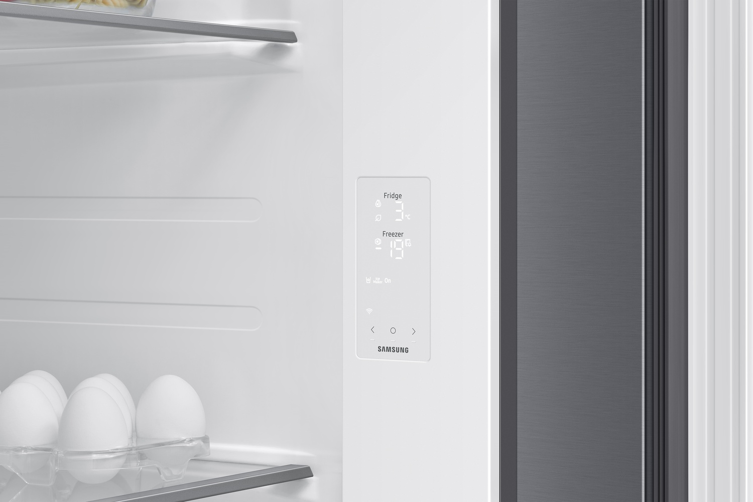 Vista interior de un refrigerador con pantalla digital que muestra Frigorífico 3C y Congelador -19C.
