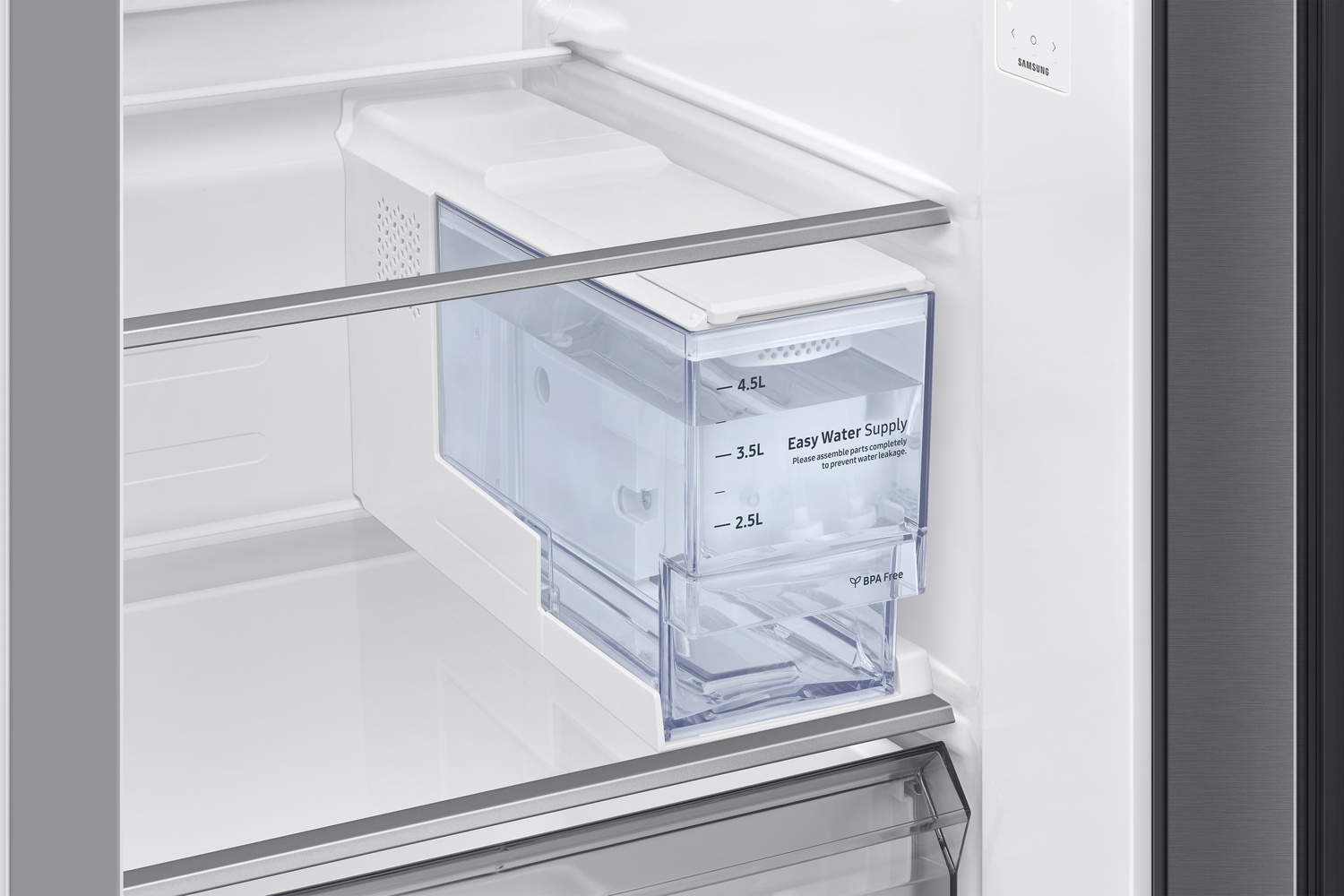 Un depósito de agua transparente con marcas de medición dentro de un frigorífico.