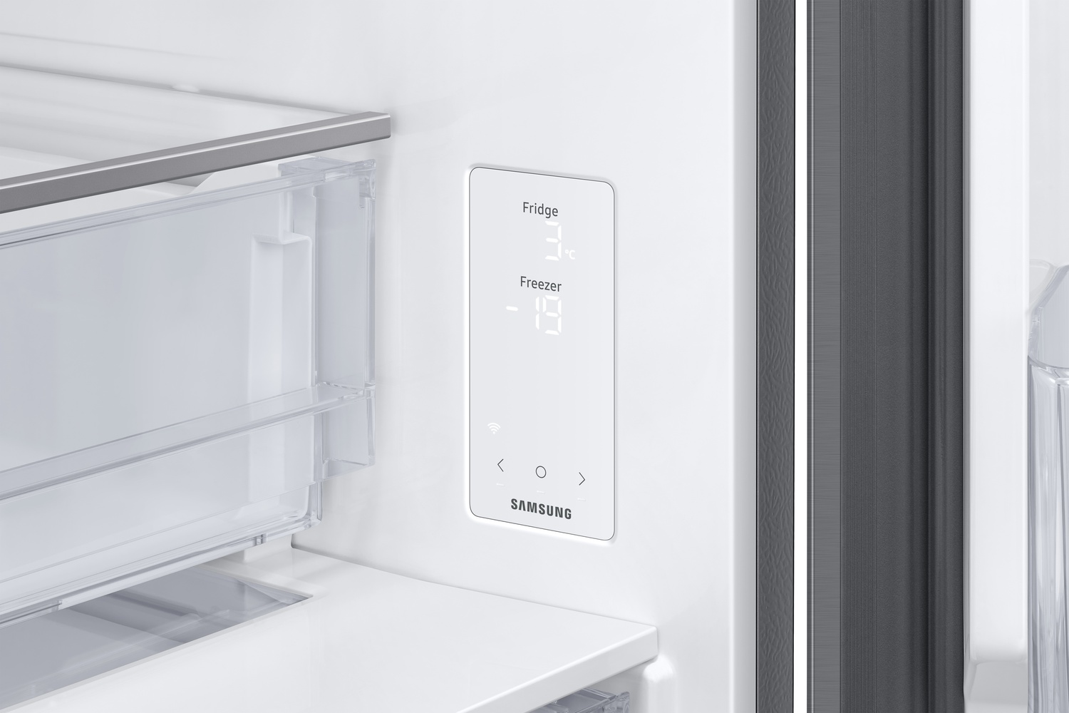 Interior de refrigerador con pantalla digital mostrando temperaturas.