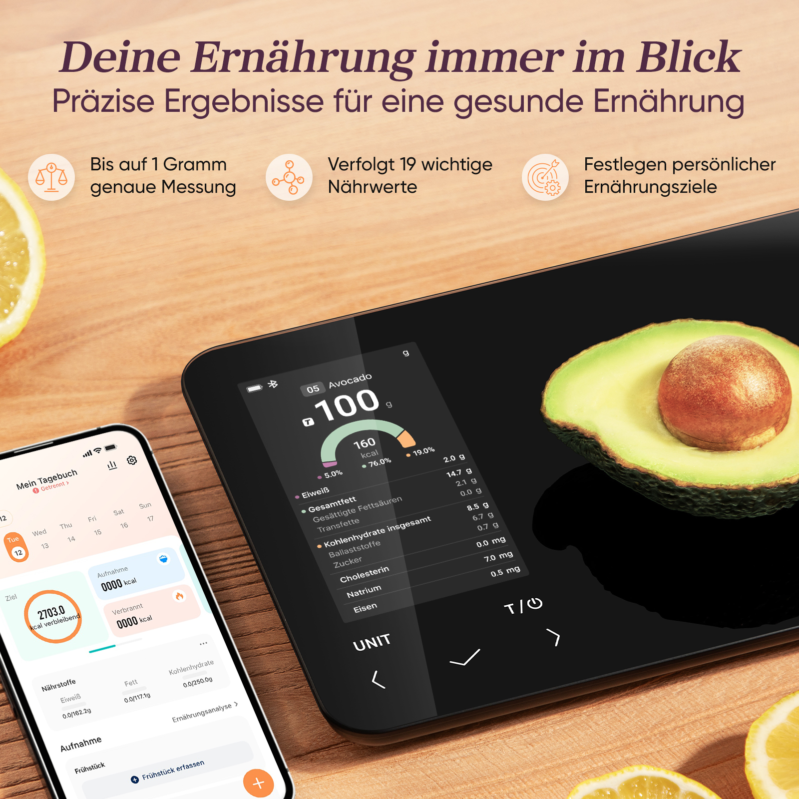 Ein Tablet zeigt Nährwertangaben für Avocado, daneben ein Smartphone mit Ernährungs-App.