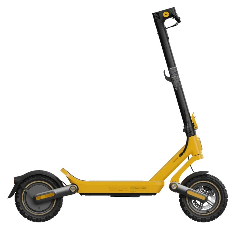 Żółty skuter elektryczny z czarną kierownicą i oponami stoi na białym tle.