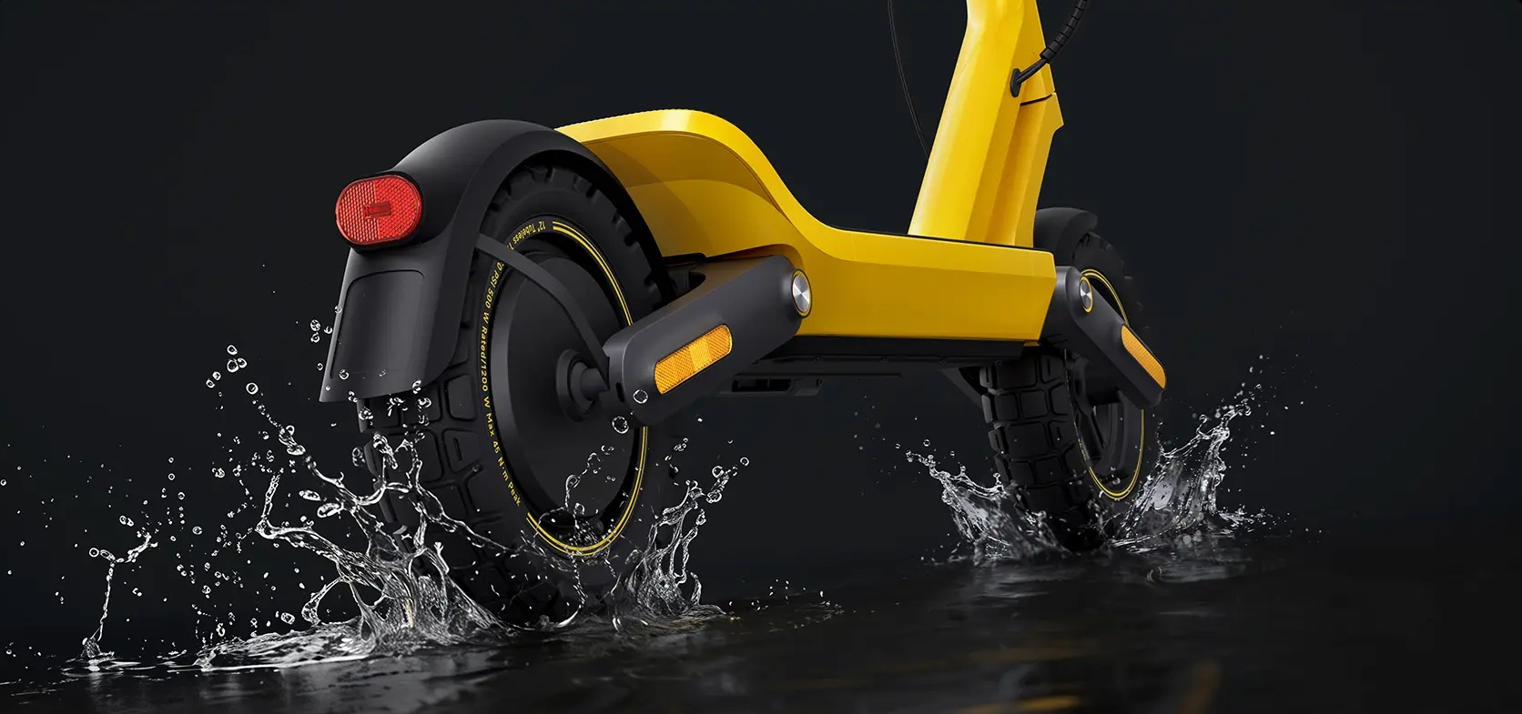 Żółty skuter elektryczny jedzie przez wodę, która rozpryskuje się z kół.