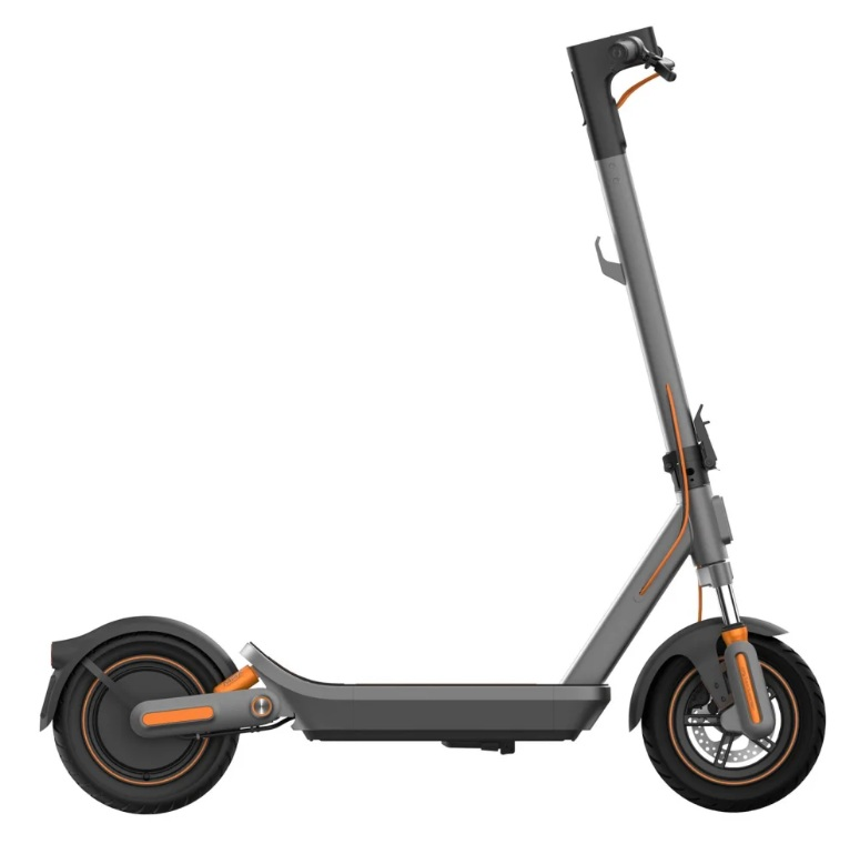 Szary skuter elektryczny z pomarańczowymi akcentami pokazany na białym tle.
