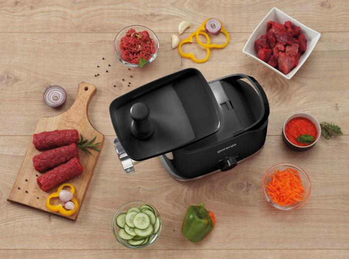 Húsdaráló hozzávalókkal: darált hús, kolbász, hagyma, fokhagyma, paprika, uborka, répa, szósz.