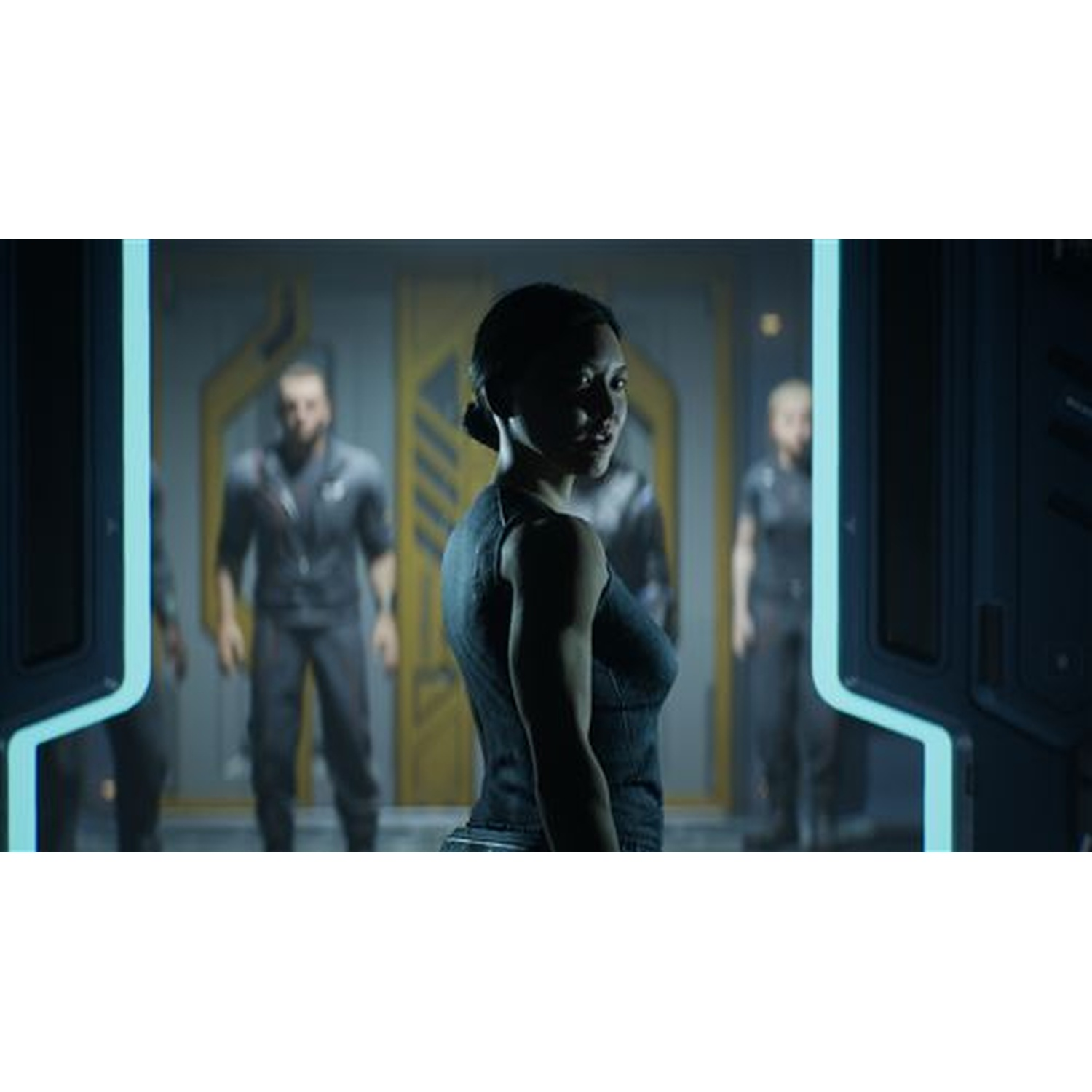 Vrouw kijkt over schouder, mannen in donkere uniformen op achtergrond, futuristische setting.