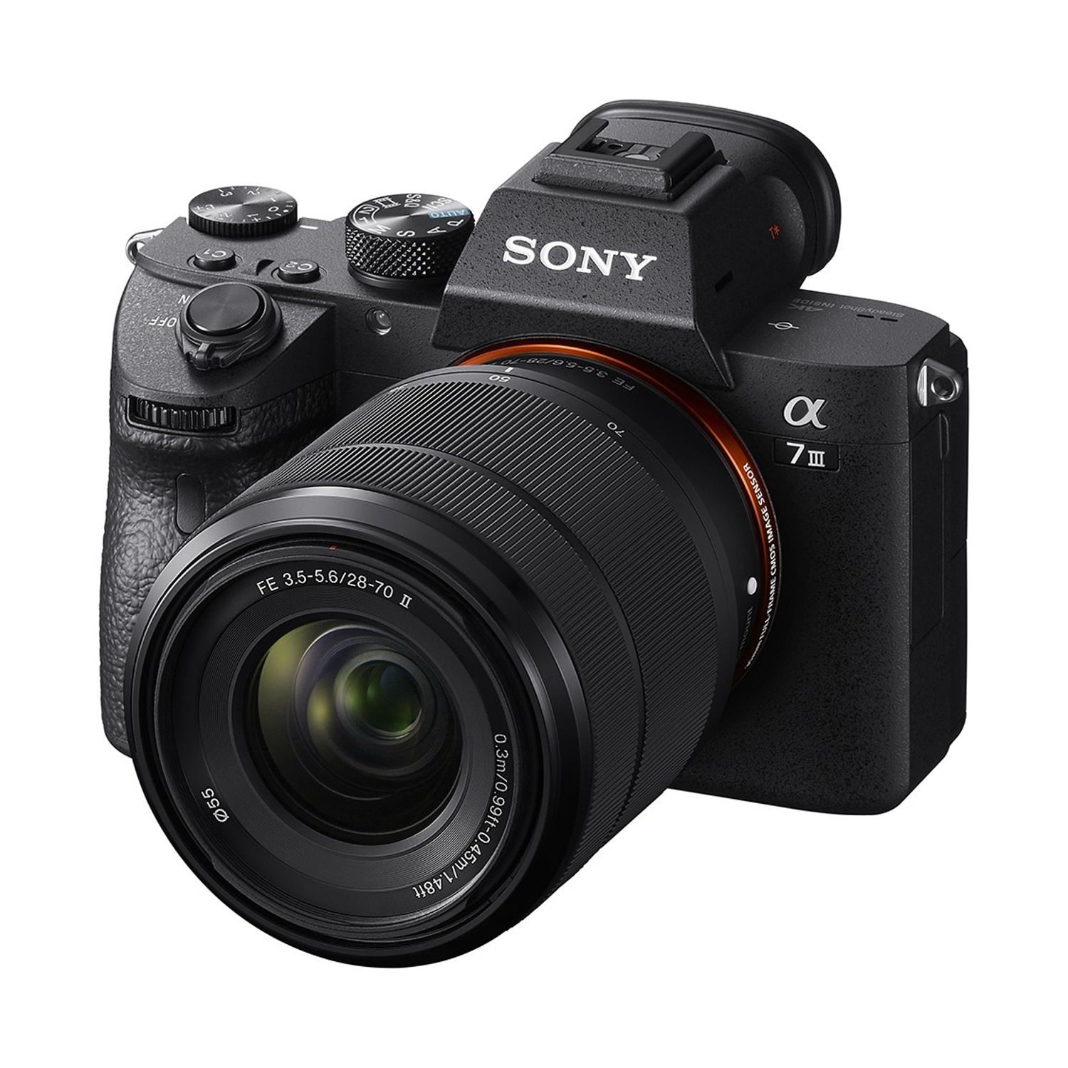 Fotocamera mirrorless Sony Alpha 7 III nera con obiettivo zoom attaccato, su bianco.