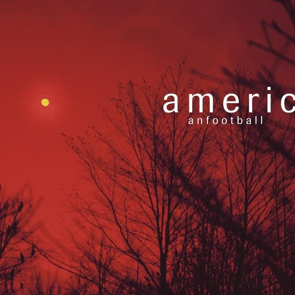 Roter Himmel mit Baumästen und dem Wort 'americanfootball'.