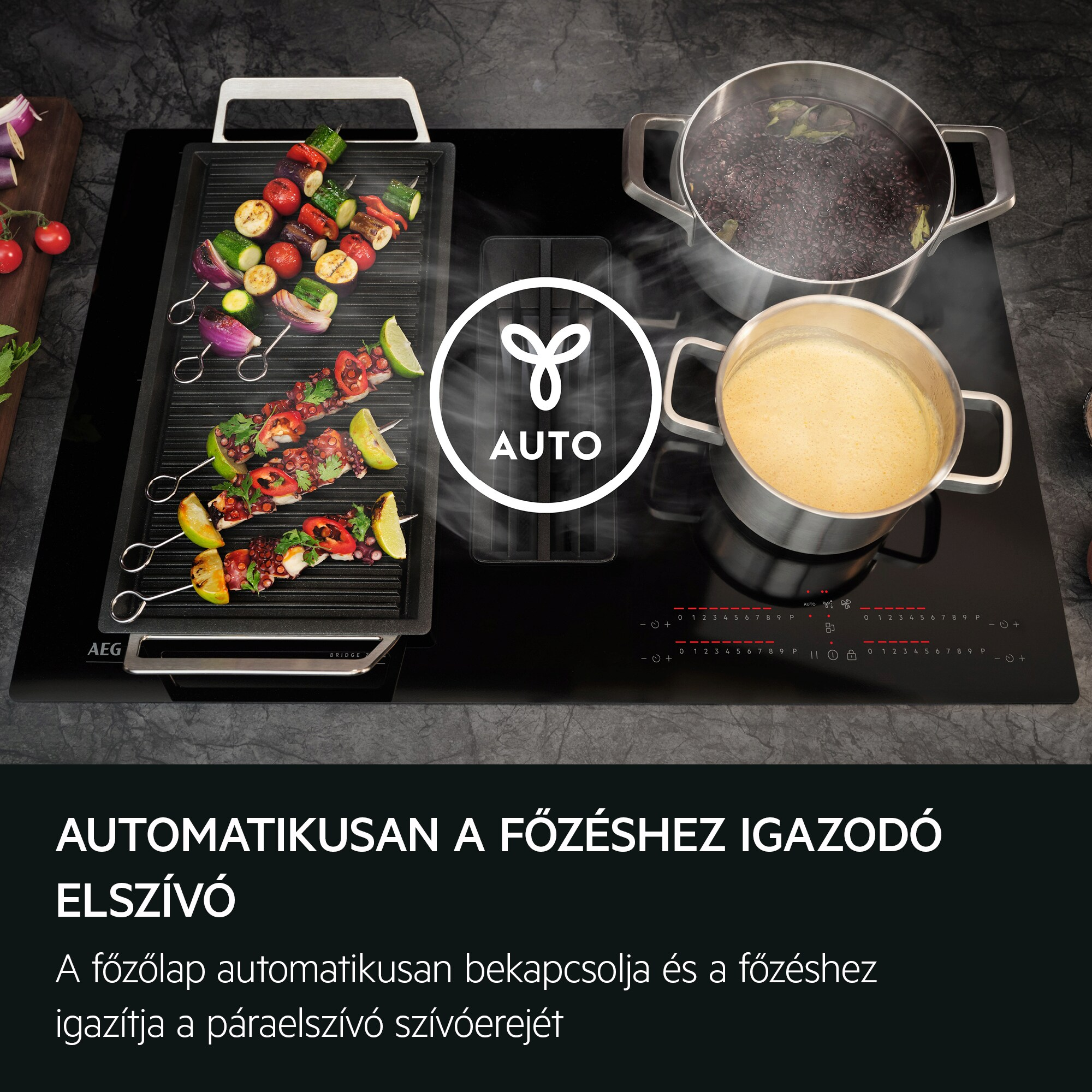 Indukciós főzőlap grillezett ételekkel és edényekkel, gőz száll fel.