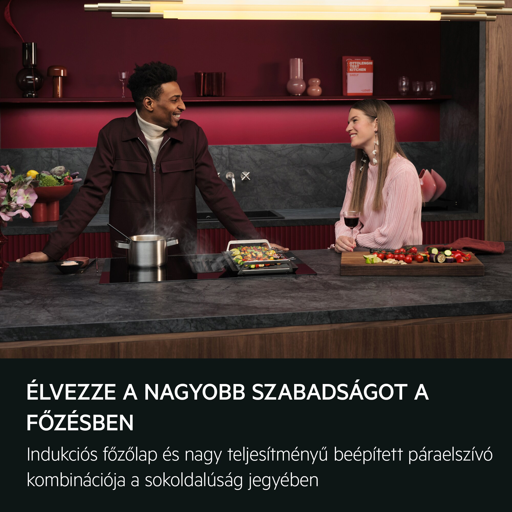 Férfi és nő főz egy modern konyhában indukciós főzőlappal.