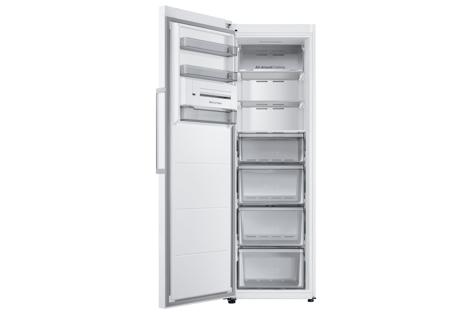 Un refrigerador blanco con la puerta abierta, mostrando estantes y cajones interiores.