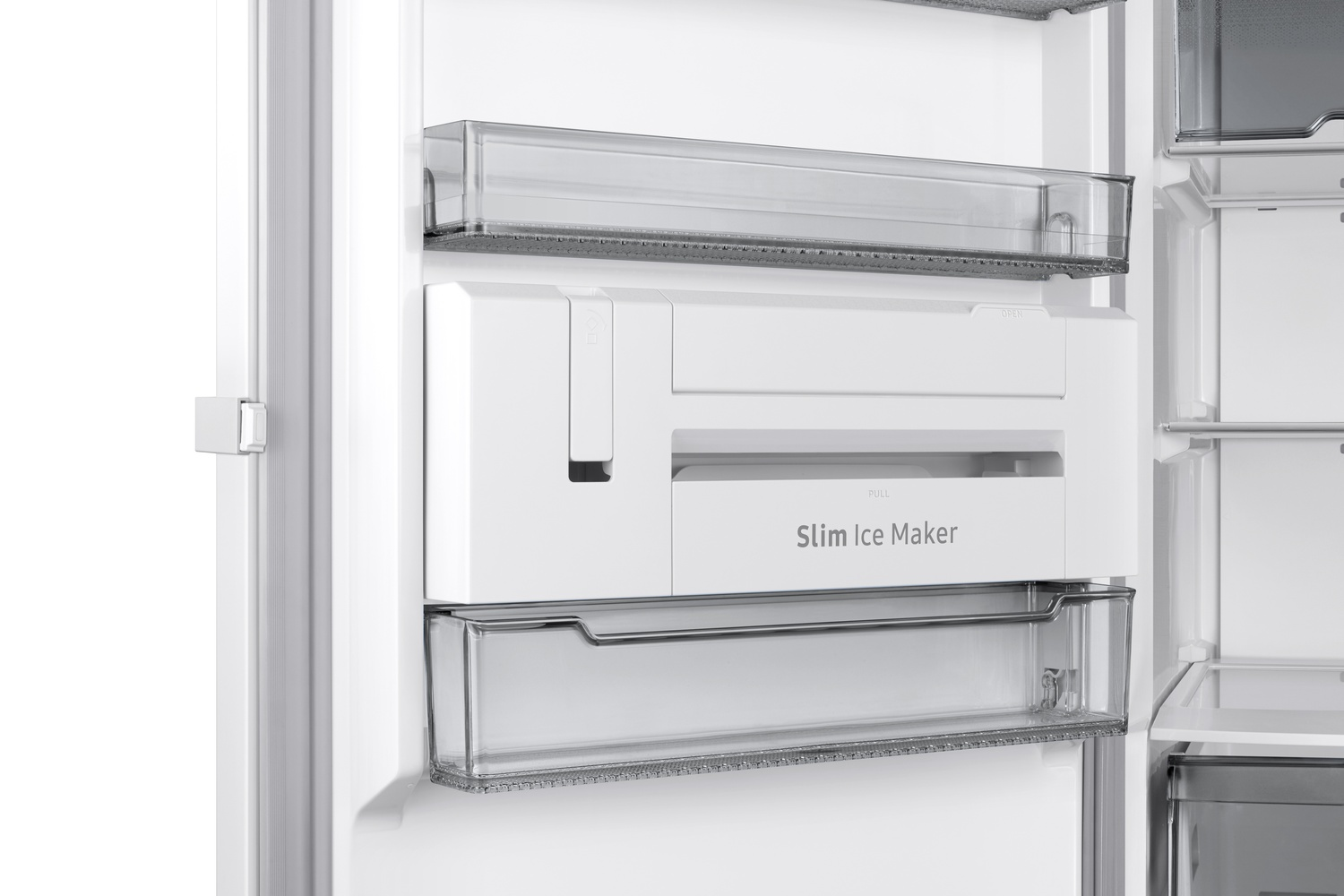 Puerta de refrigerador blanca con máquina de hielo y estante de cristal.
