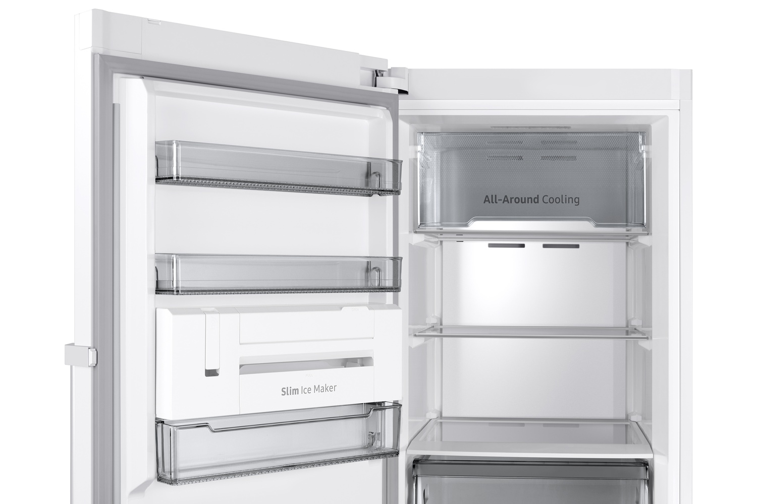 Un refrigerador blanco abierto con estantes transparentes y una máquina de hielo delgada.