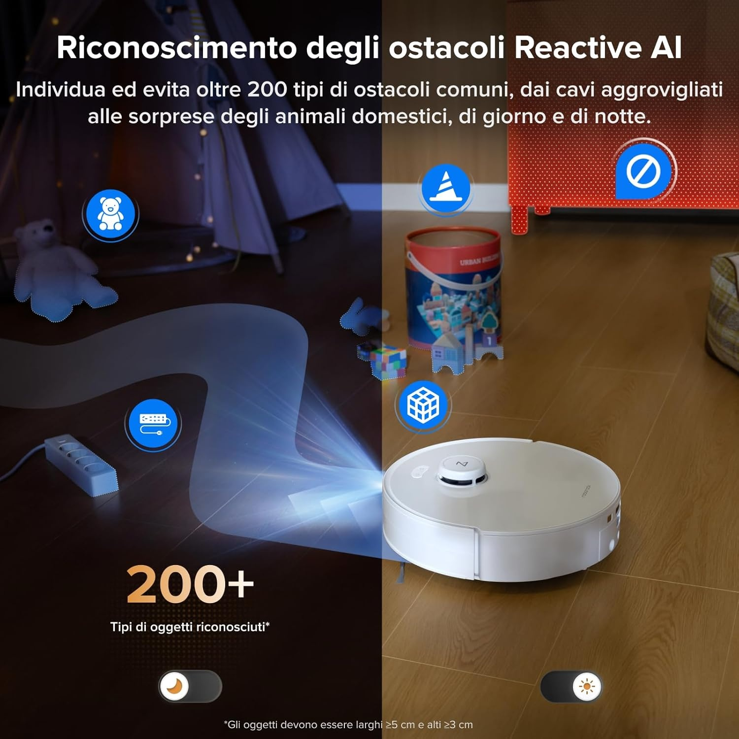 Un robot aspirapolvere bianco su pavimento in legno rileva ostacoli. Orsacchiotto, giocattoli, ciabatta.
