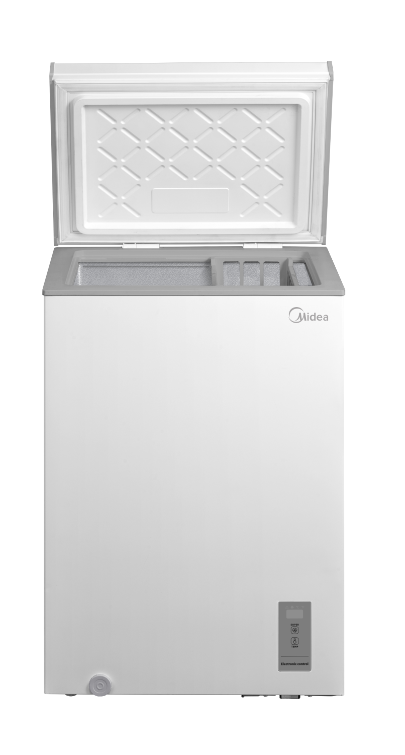 Un congelador horizontal Midea blanco con la tapa abierta y controles digitales.