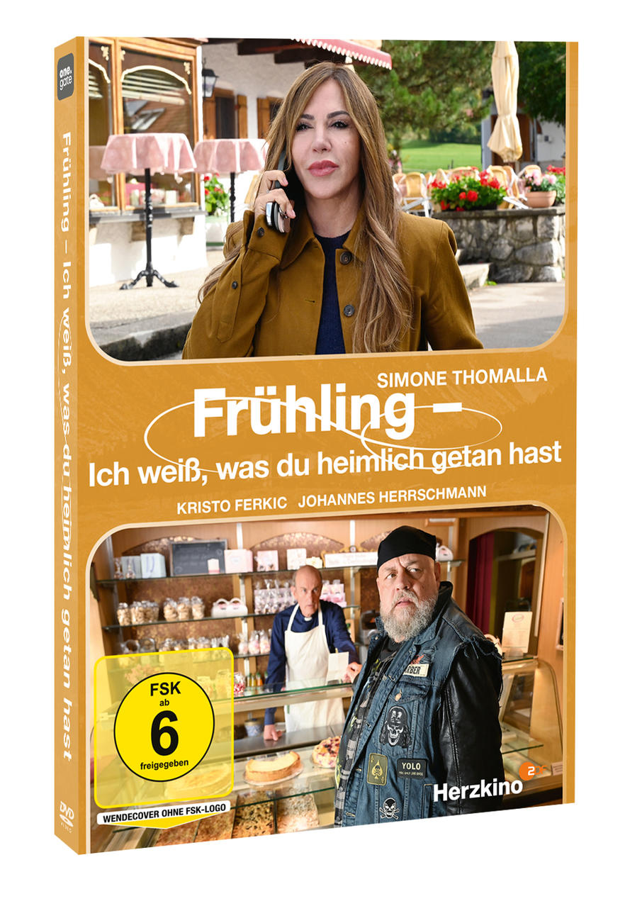 Eine Frau telefoniert vor einem Café, unten ein Bäckerladen mit zwei Männern.