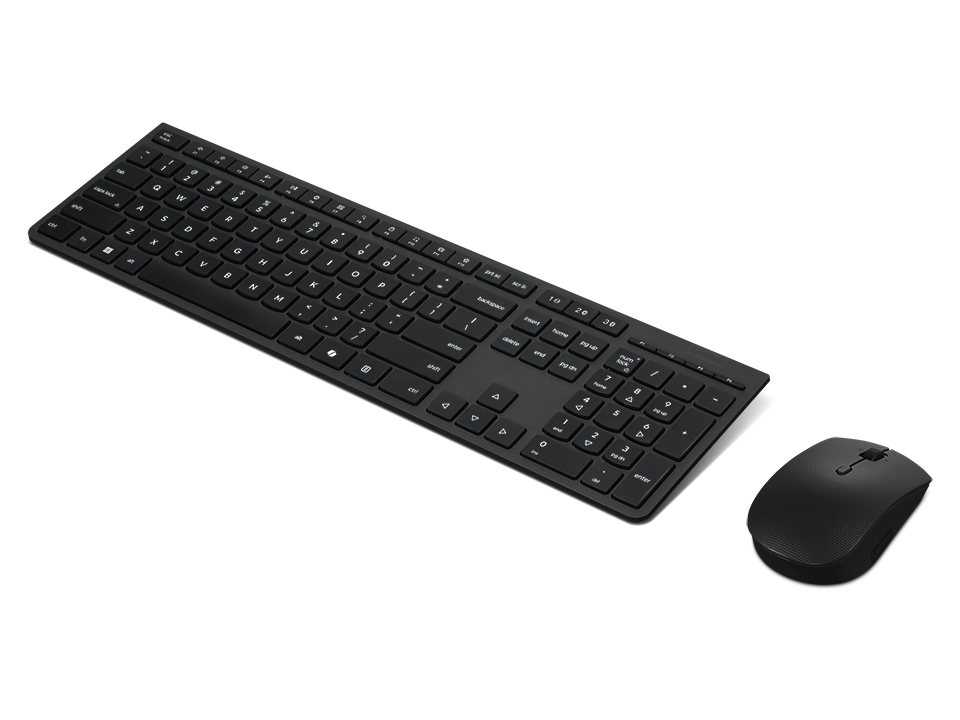 Ein schwarzes Tastatur- und Mausset auf schwarzem Hintergrund.