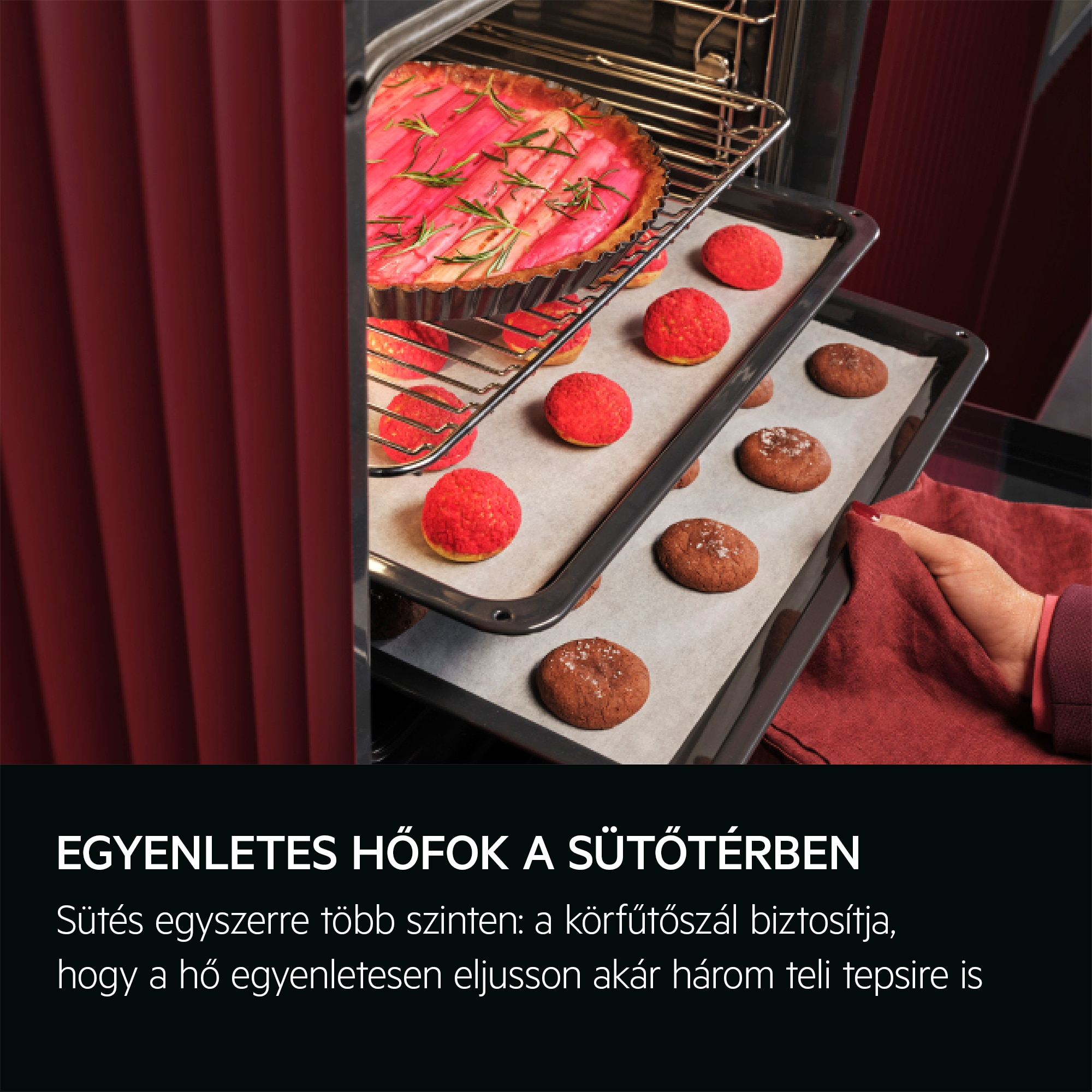 Egy sütő egy tortával és sütikkel a tepsiken.
