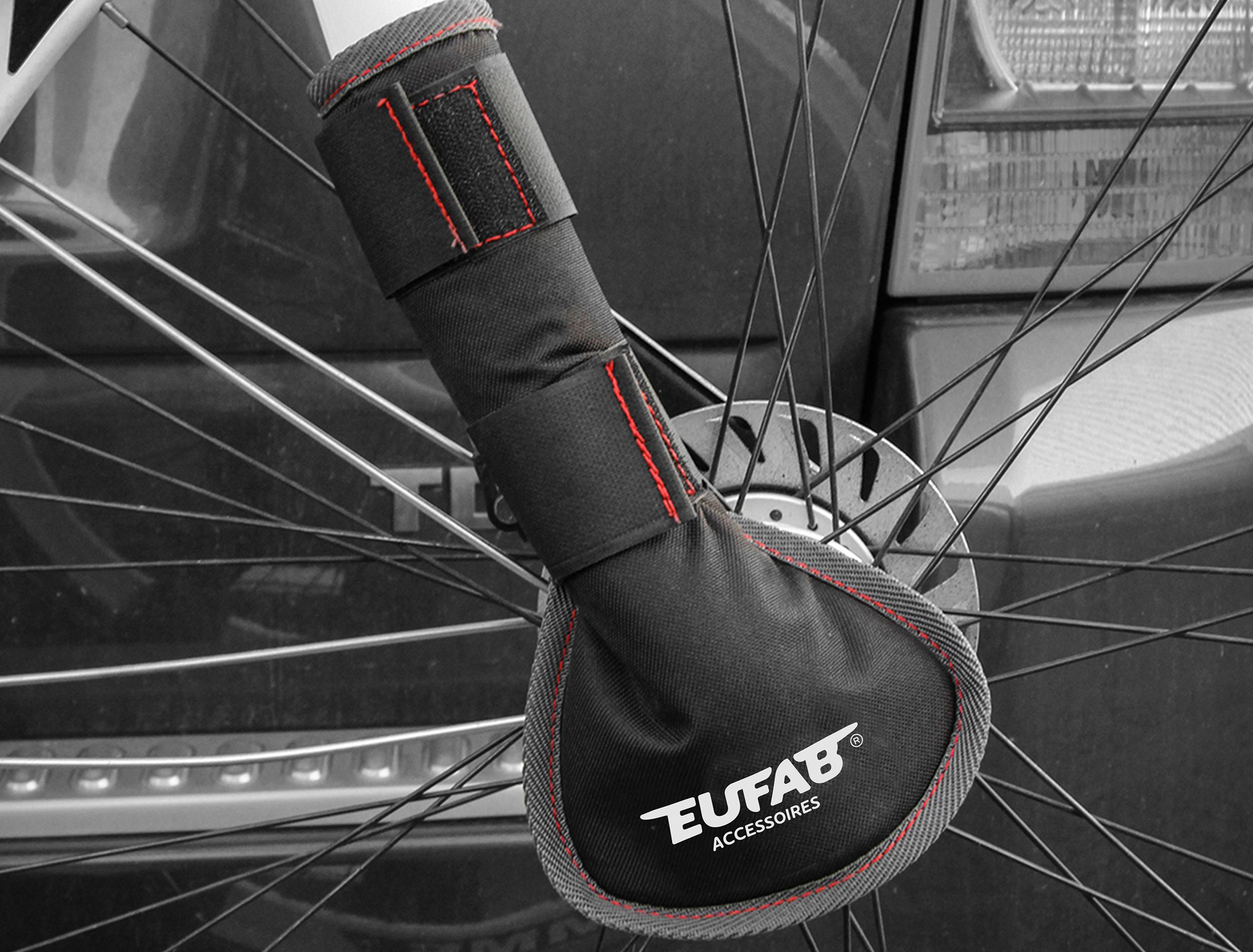 Schwarzer Fahrradschutz mit roter Naht, über Speichen und Bremsscheibe.