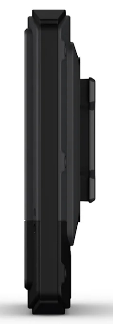 Czarne urządzenie elektroniczne z fazowanymi krawędziami, widok z profilu na białym tle.