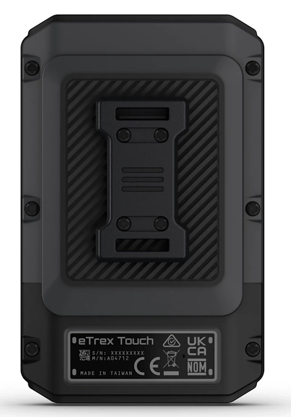 Tył czarnego urządzenia eTrex Touch z klipsem montażowym oraz pieczęciami CE, UKCA.
