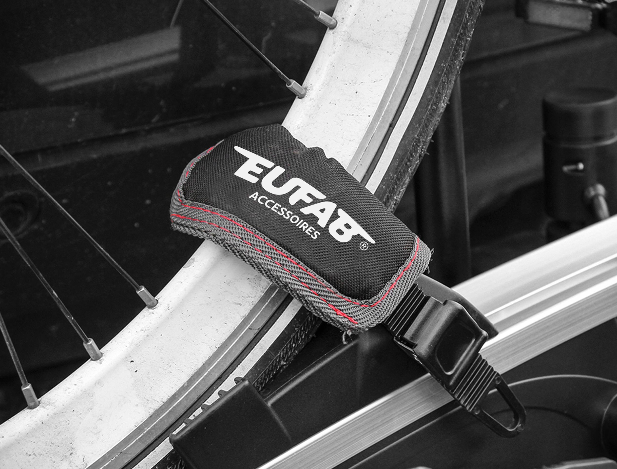Ein schwarzer Fahrradreifen mit "EUFAB ACCESSORIES" Logo und roter Naht.