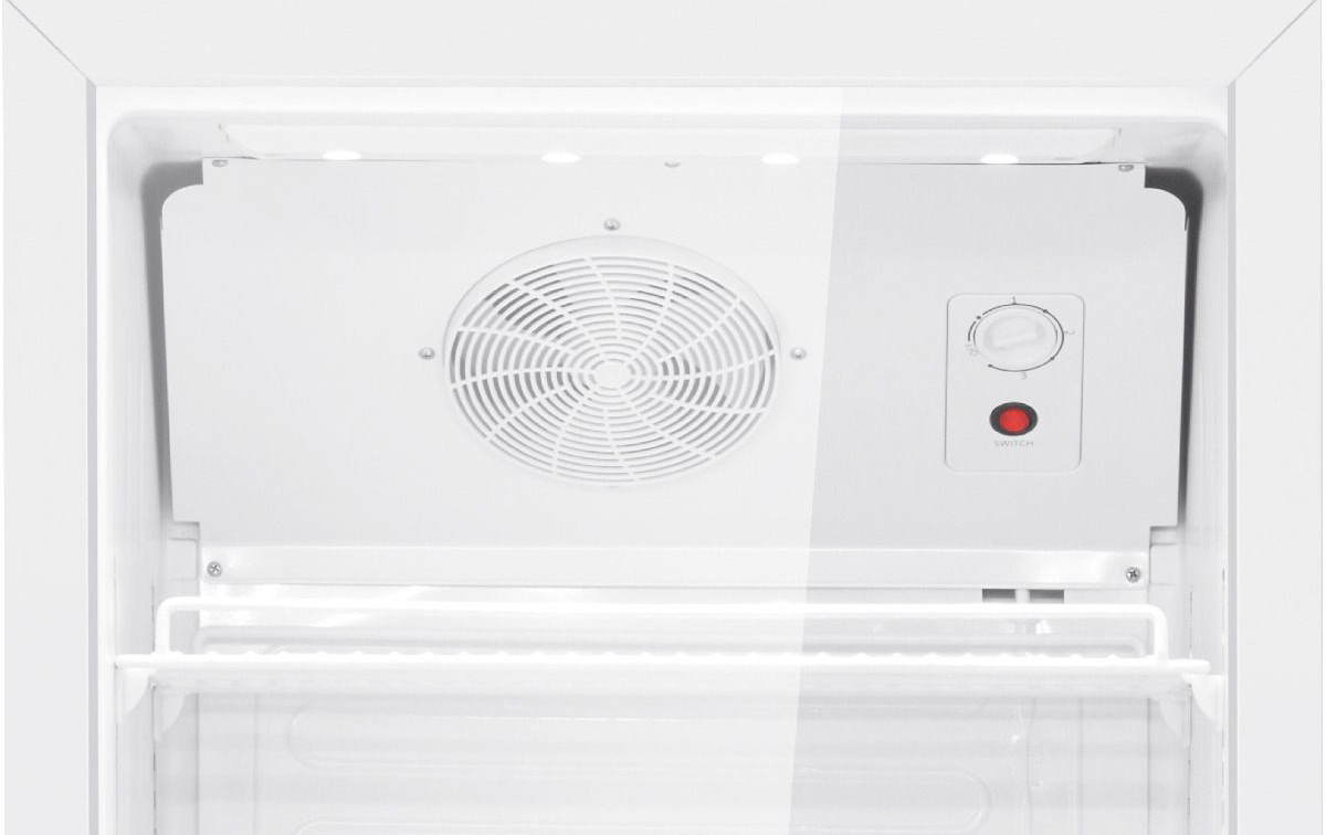 Hűtőszekrény belső tere ventilátorral, hőmérséklet-szabályzóval és piros kapcsolóval.