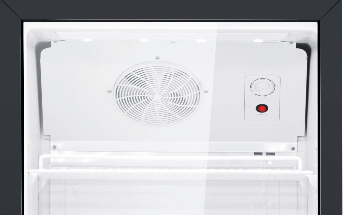 Hűtőszekrény belső nézete, ventilátorral és vezérlőpanellel.