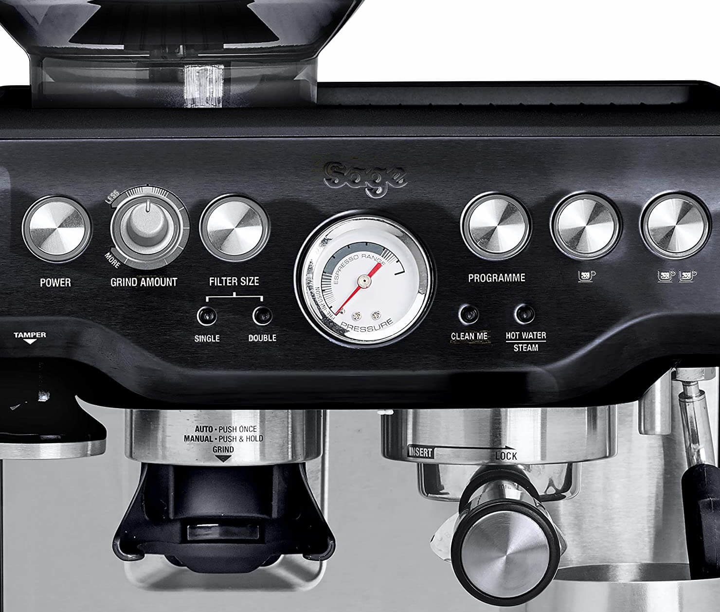 Czarny ekspres do kawy z pokrętłami, manometrem i uchwytem filtra.