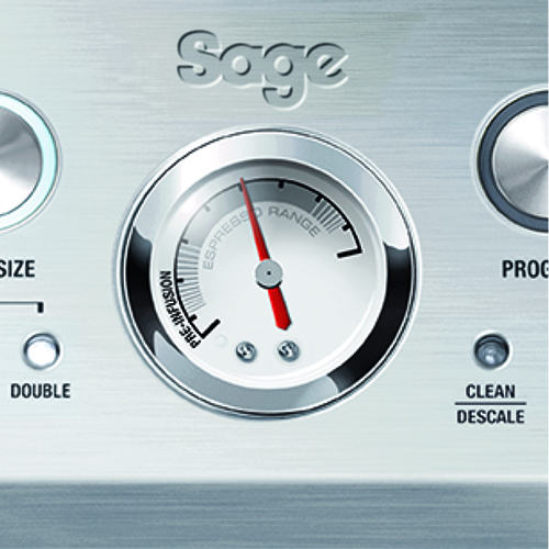 Srebrny panel sterowania ekspresu do kawy Sage z manometrem.