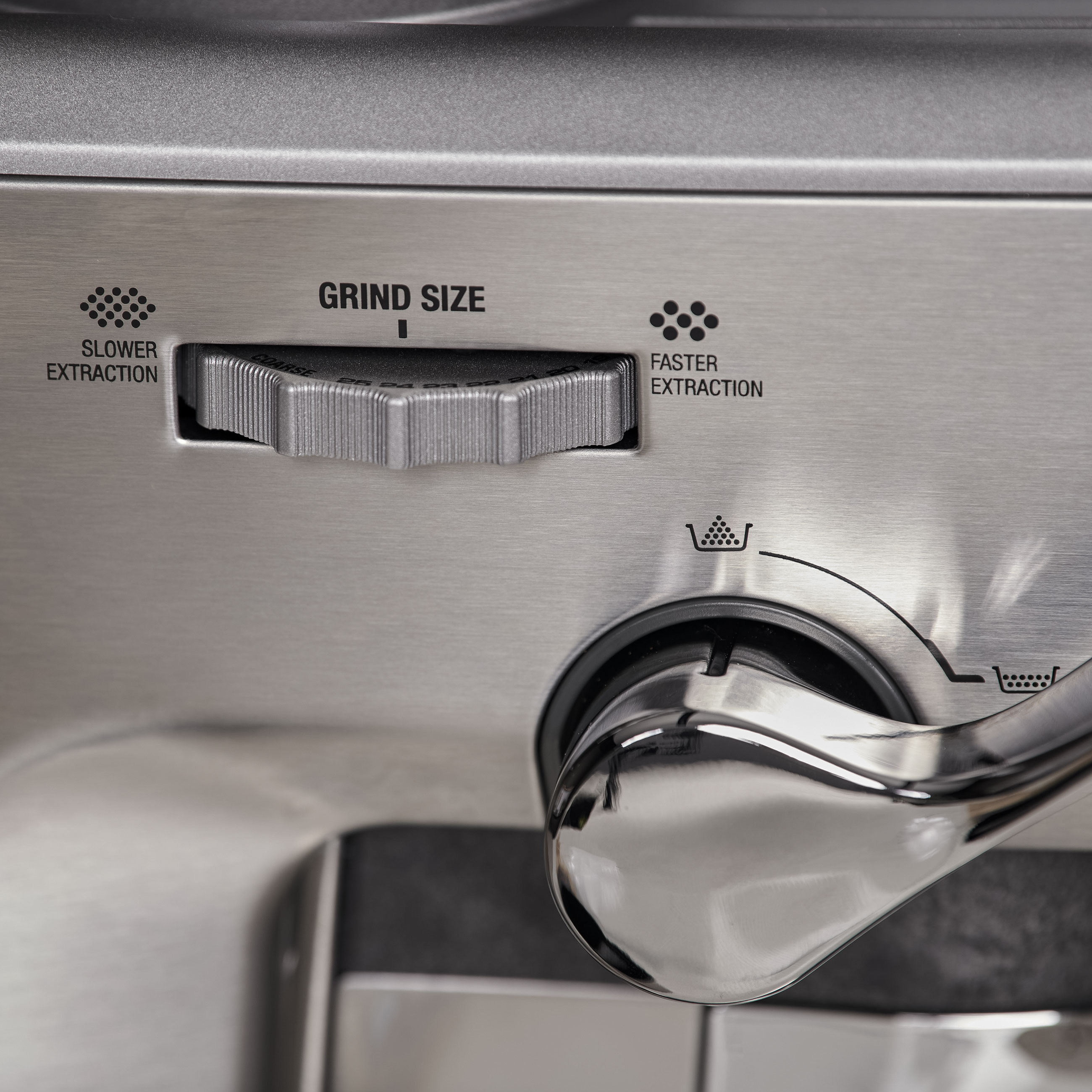 Pokrętło wielkości mielenia ze wskaźnikami wolniejszej i szybszej ekstrakcji.