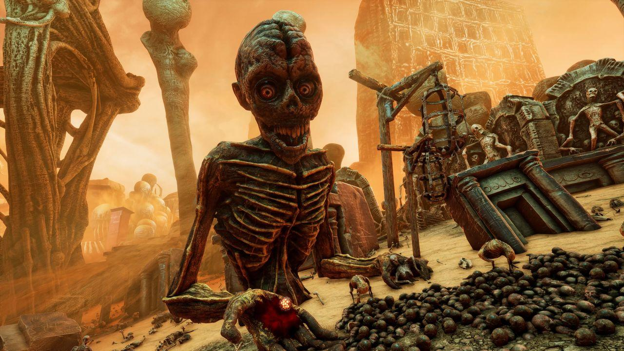 Eine gruselige, verdorrte Kreatur steht im Vordergrund einer Wüstenlandschaft mit weiteren Skeletten.