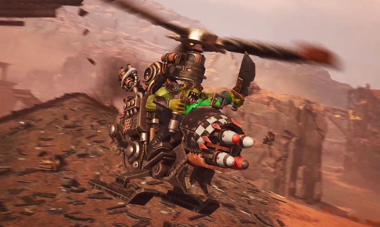 Ein grüner Ork in einem fliegenden Vehikel mit Raketen fliegt über eine felsige Landschaft.