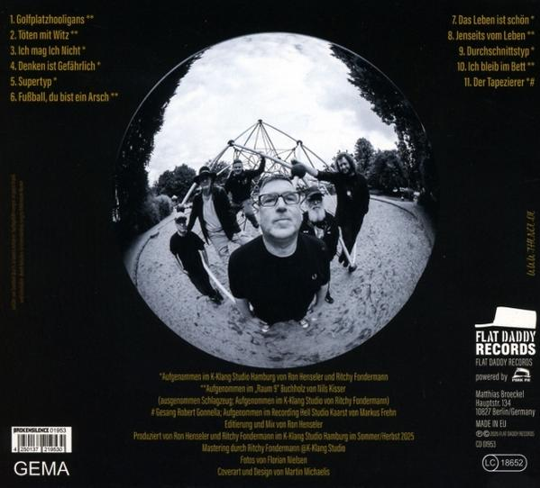 Gruppe von Männern auf einem Spielplatz, von unten fotografiert. Fisheye-Objektiv-Effekt.