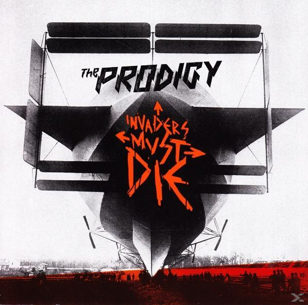 Ein Luftschiff mit "The Prodigy Invaders Must Die"-Schriftzug und vielen Menschen.